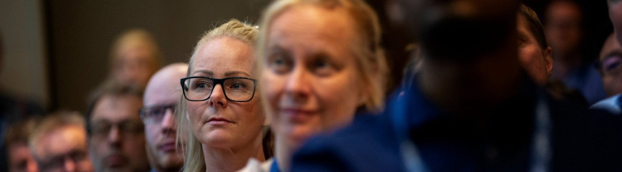 Bild på personers ansikten som står i rad