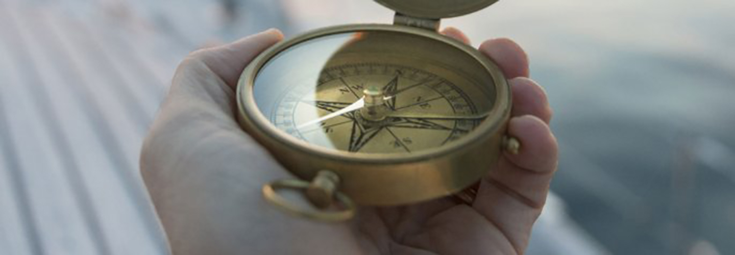 en kompass i handen symboliserar den inre kompassen