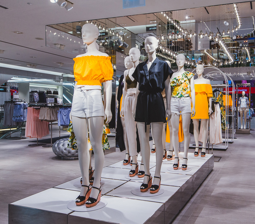 skyltdockor i en H&M-butik
