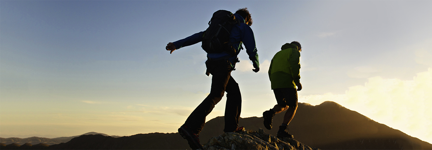 två personer som vandrar på ett berg